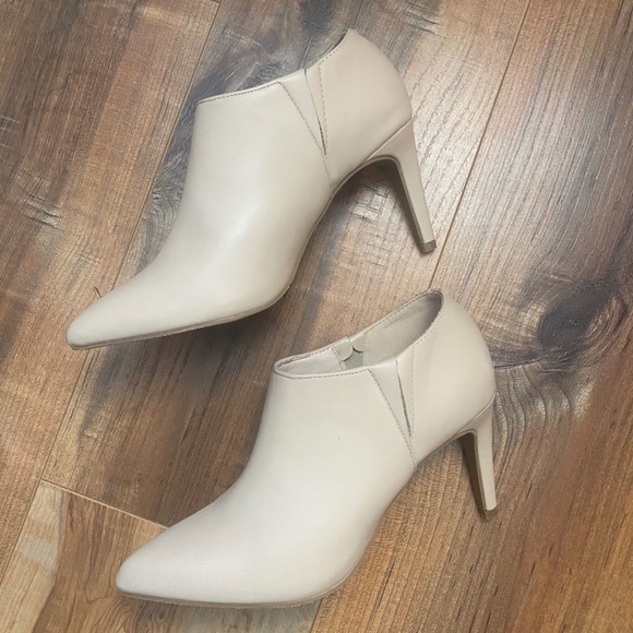 NWOT Kenneth Cole Reaction cream ankle booties - Picture 8 of 9